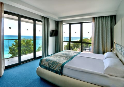 Junior Suite, Side Sea View (Free Beach Access, Safe, Minibar) | Free minibar, in-room safe, desk, bed sheets