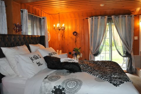 Deluxe Room, 1 Queen Bed, Jetted Tub (Miss Binsse) | Individually decorated, individually furnished, desk, free WiFi