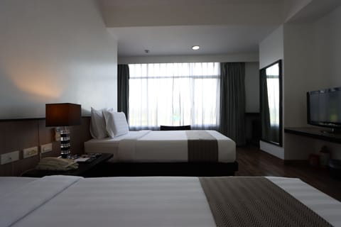 Deluxe Twin Room | In-room safe, desk, laptop workspace, blackout drapes