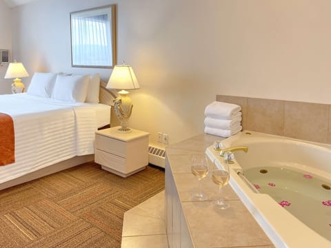 Honeymoon Room | Bathroom | Combined shower/tub, hair dryer, towels