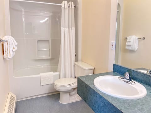 Honeymoon Room | Bathroom | Combined shower/tub, hair dryer, towels