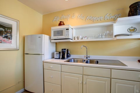 Room, Kitchenette | Private kitchenette | Coffee/tea maker, cookware/dishes/utensils