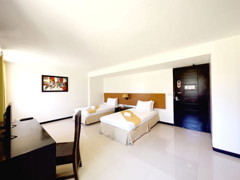 Deluxe Twin Room, Non Smoking | In-room safe, desk, blackout drapes, free WiFi