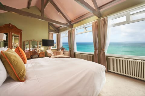 Suite, Sea View | Desk, iron/ironing board, free WiFi, bed sheets