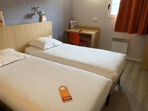 Twin Room | Desk, free cribs/infant beds, free WiFi, bed sheets