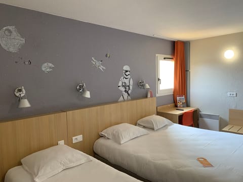 Triple Room, 1 double bed and 1 single bed | Desk, free cribs/infant beds, free WiFi, bed sheets