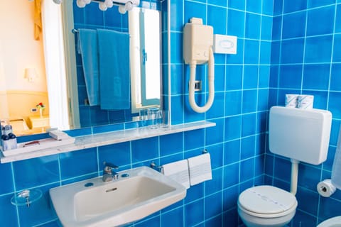 Deep soaking tub, bidet, towels