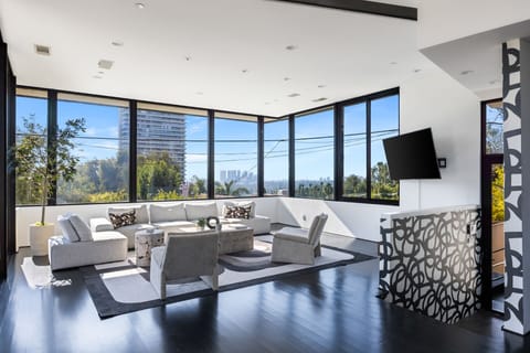 Deluxe House, City View | Living area | 55-inch Smart TV with digital channels