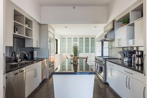 Deluxe House, City View | Private kitchen | Full-size fridge, microwave, oven, stovetop