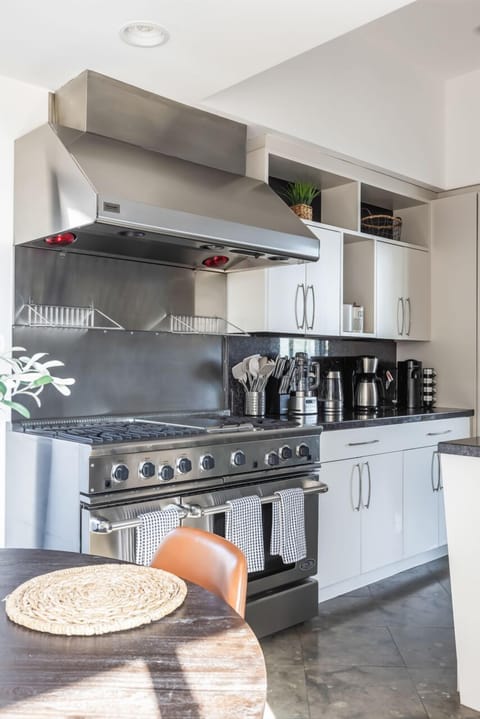 Deluxe House, City View | Private kitchen | Full-size fridge, microwave, oven, stovetop