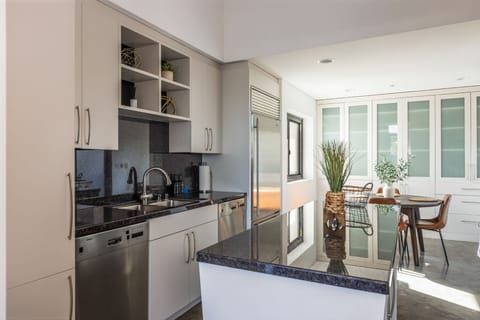 Deluxe House, City View | Private kitchen | Full-size fridge, microwave, oven, stovetop
