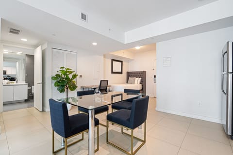 Deluxe Apartment, 1 Bedroom, Balcony, Partial Ocean View | Dining room