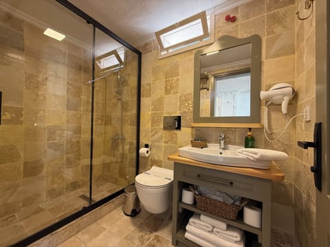 Comfort Loft | Bathroom | Shower, hair dryer, towels, soap