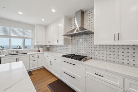 House, 3 Bedrooms | Private kitchen | Fridge, oven, coffee/tea maker, toaster