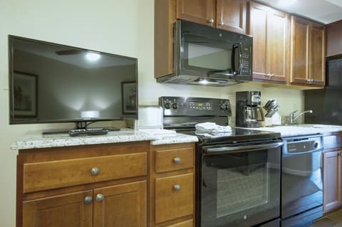 Standard Condo, 1 Bedroom, Non Smoking, Kitchen | Private kitchen | Full-size fridge, microwave, oven, stovetop