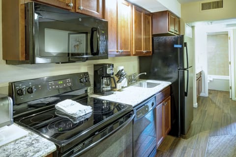 Standard Condo, 1 Bedroom, Non Smoking, Kitchen | Private kitchen | Full-size fridge, microwave, oven, stovetop