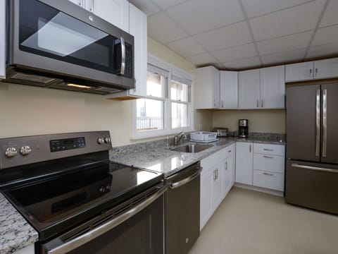 Family Apartment, 2 Bedrooms | Private kitchen | Microwave