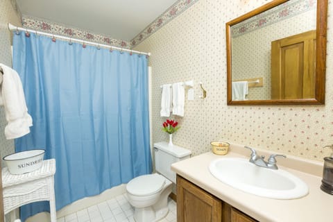 Malvina Room | Bathroom | Designer toiletries, hair dryer, bathrobes, towels