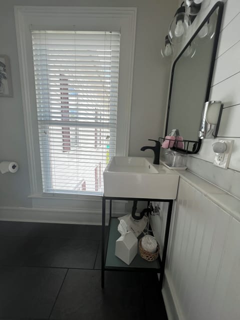 Harbor Room | Bathroom | Shower, free toiletries, hair dryer, bathrobes