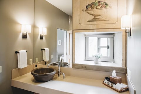 Suite 6 | Bathroom sink