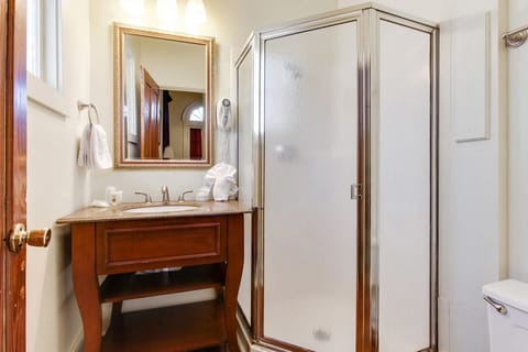 Deluxe Single, One Double or One Queen | Bathroom | Shower, free toiletries, hair dryer, towels