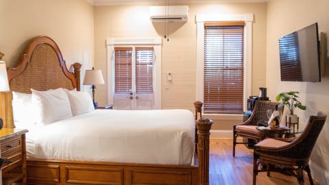 Deluxe King - Adult Exclusive | Individually decorated, individually furnished, iron/ironing board