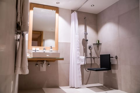 Junior Double Room | Bathroom | Hair dryer, towels