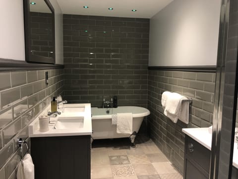 Superior Suite | Bathroom amenities | Combined shower/tub, free toiletries, hair dryer, towels