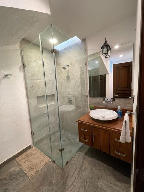 Basic Double Room | Bathroom | Towels, soap, shampoo, toilet paper