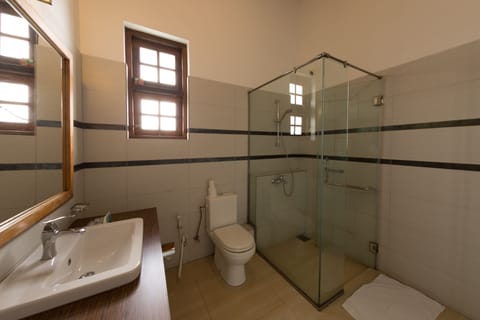 Deluxe Double Room, 1 Bedroom, Balcony | Bathroom | Shower, free toiletries, hair dryer, bidet