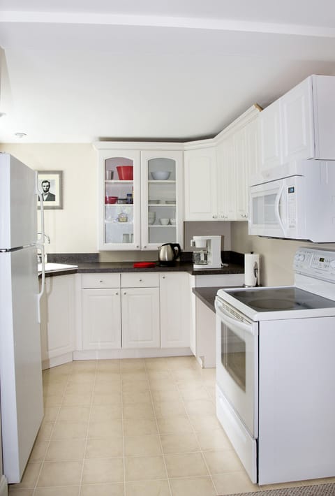 Lincoln Garden Apartment (Dog Friendly) | Private kitchen