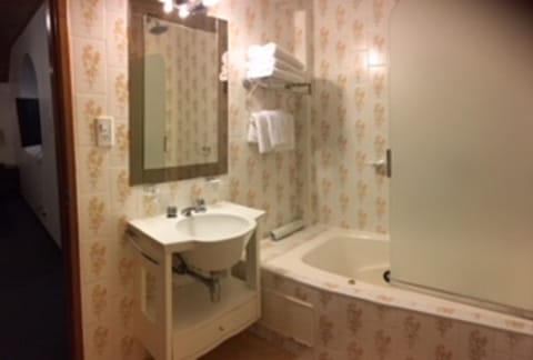 Twin Room, 2 Twin Beds | Bathroom | Combined shower/tub, deep soaking tub, rainfall showerhead