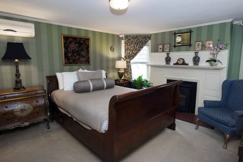 Standard Room, 1 Queen Bed | Individually decorated, individually furnished, iron/ironing board