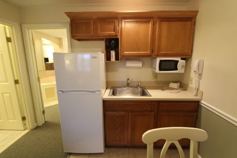 Suite, 1 Bedroom | Private kitchenette | Fridge, microwave, coffee/tea maker