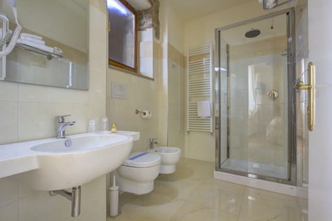 Basic Double Room | Bathroom | Shower, free toiletries, hair dryer, slippers