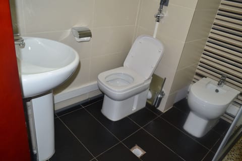 Standard Double Room | Bathroom | Shower, free toiletries, hair dryer, towels