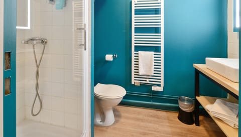 Superior Double Studio | Bathroom | Shower, free toiletries, hair dryer, towels