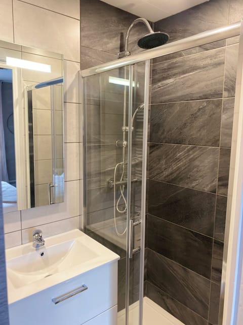 Comfort Double Room, Courtyard View | Bathroom