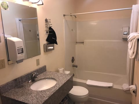 Combined shower/tub, towels