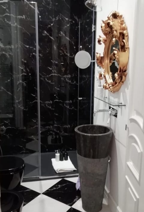 Suite Quadruple | Bathroom | Shower, free toiletries, hair dryer, bidet