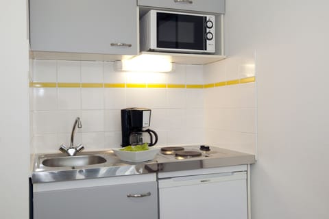 Studio, 2 Twin Beds | Private kitchenette | Fridge, microwave, stovetop, coffee/tea maker