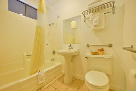 Combined shower/tub, free toiletries, hair dryer, towels