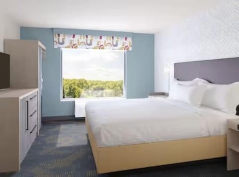 Desk, blackout drapes, iron/ironing board, free WiFi