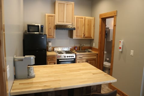 Comfort Suite | Private kitchen | Microwave, coffee/tea maker