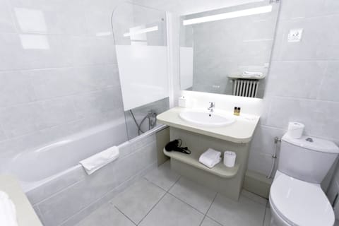 Triple Room with Shower | Bathroom | Free toiletries, towels