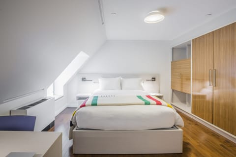 Contemporary Room, 1 Queen Bed | Premium bedding, free WiFi, bed sheets