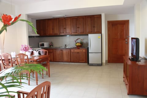 Apartment, 1 Bedroom | Private kitchenette | Electric kettle