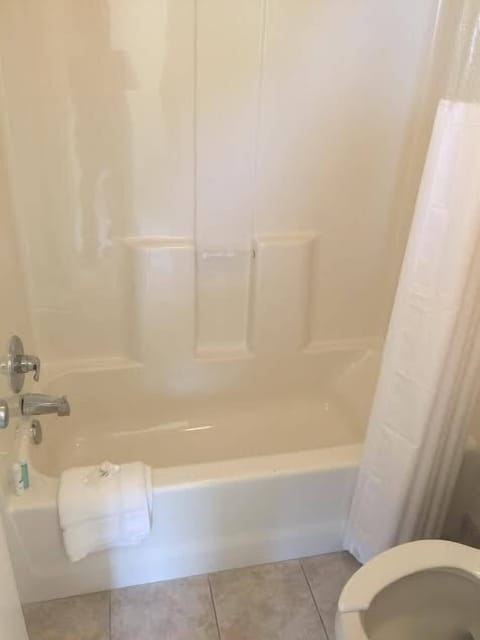 Standard Room, 1 King Bed, Smoking | Bathroom | Shower, hair dryer, towels