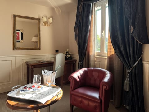 Suite | Desk