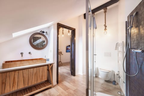 Junior Suite | Bathroom | Hair dryer, towels, soap, shampoo